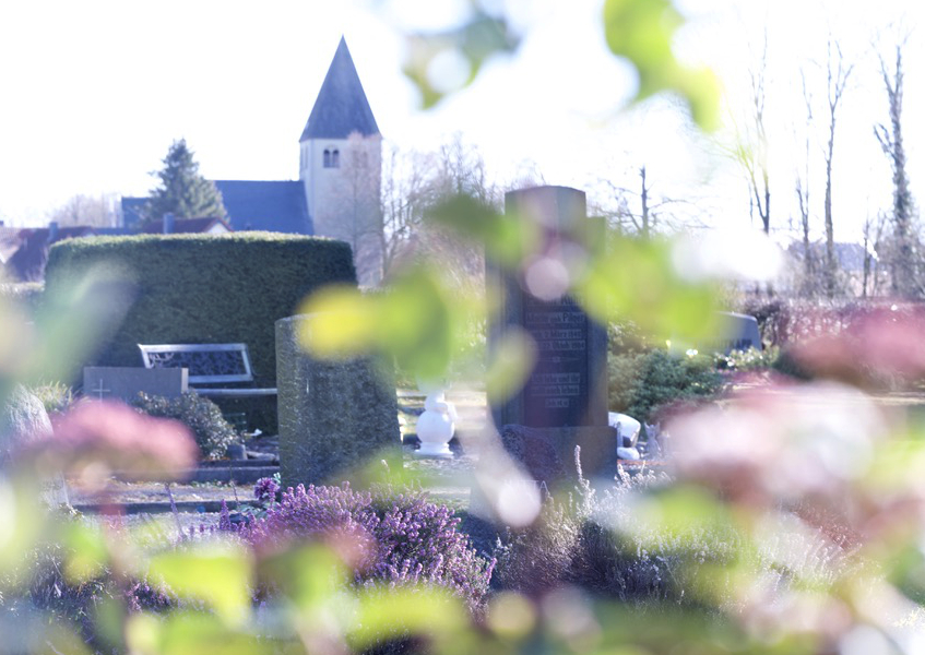 Ort der Hoffnung: Unser Friedhof in Weslarn als Lebensraum 